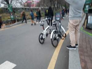 이태원에서 데이트하려면. To date in Itaewon.