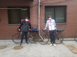 College students cross country by bicycle