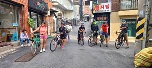 Filipino friends going to the Han River on holiday